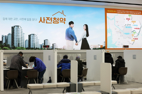 사전청약 도입 당시 주변 시세보다 낮은 분양가로 각광 받았지만, 집값 하락이 지속되면서 1년 만에 분위기가 급변했다. <사진=연합뉴스>